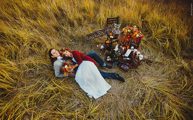 солнечная осенняя свадьба, жених и невеста