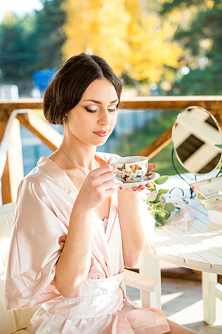 солнечная свадьба в открытом ресторане, утро невесты