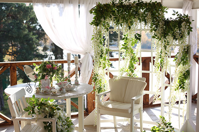 солнечная свадьба в открытом ресторане, место сборов невесты