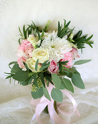 солнечная свадьба в открытом ресторане, букет невесты