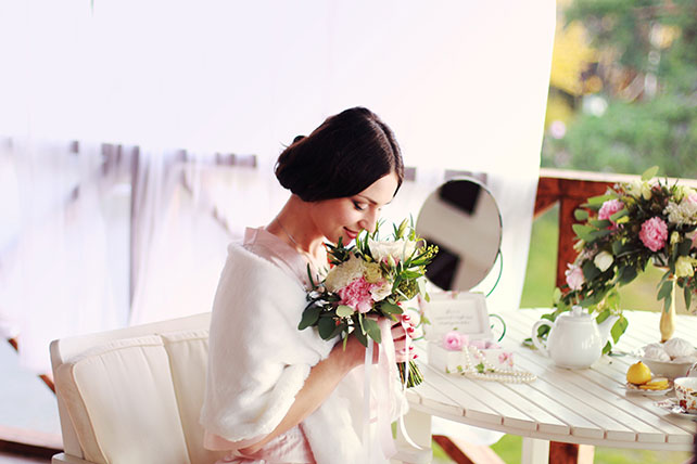 солнечная свадьба в открытом ресторане, букет невесты