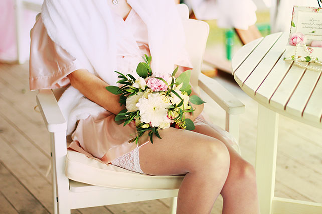 солнечная свадьба в открытом ресторане, букет невесты