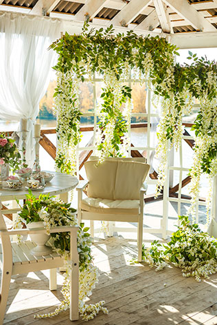 солнечная свадьба в открытом ресторане, место сборов невесты