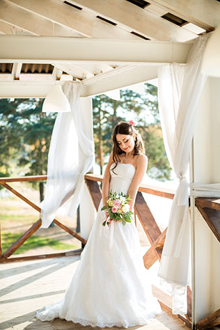 солнечная свадьба в открытом ресторане, образ невесты
