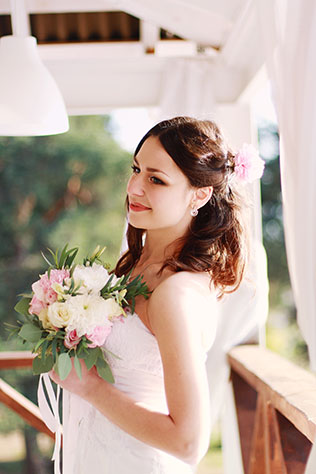 солнечная свадьба в открытом ресторане, образ невесты