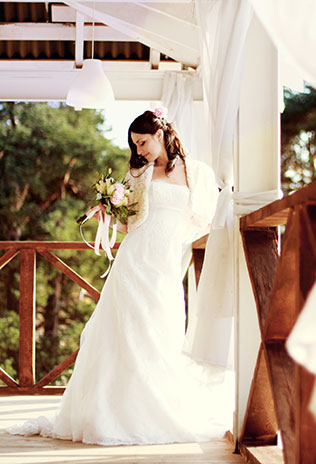 солнечная свадьба в открытом ресторане, образ невесты