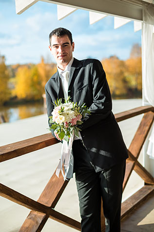 солнечная свадьба в открытом ресторане, образ жениха