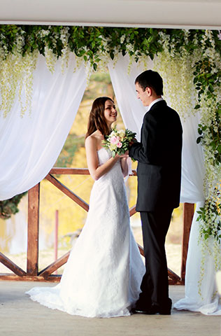 солнечная свадьба в открытом ресторане, жених и невеста