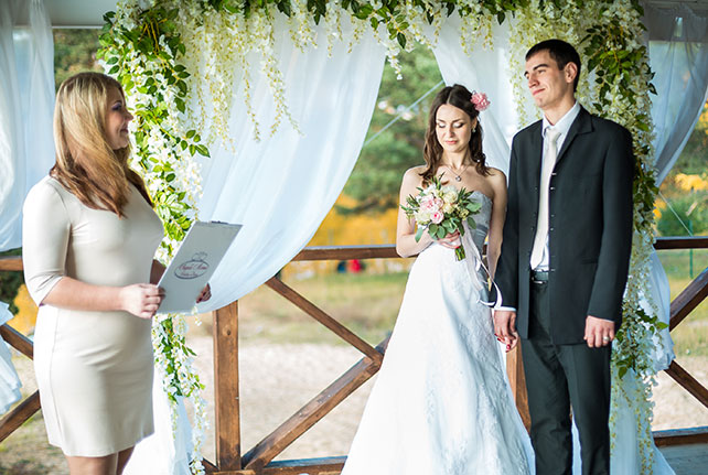 солнечная свадьба в открытом ресторане, церемония