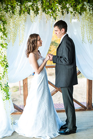 солнечная свадьба в открытом ресторане, жених и невеста