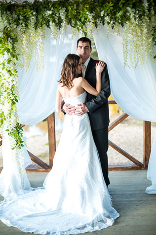 солнечная свадьба в открытом ресторане, жених и невеста