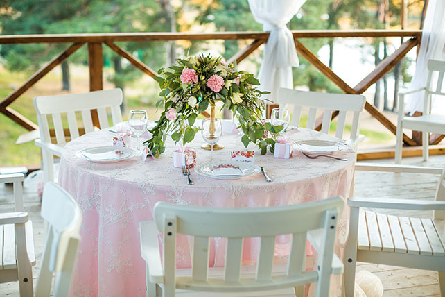 солнечная свадьба в открытом ресторане, декор места торжества