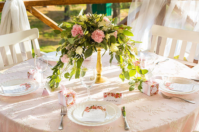 солнечная свадьба в открытом ресторане, декор места торжества