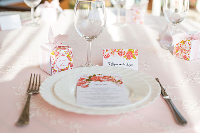 солнечная свадьба в открытом ресторане, бонбоньерки, рассадочные карточки, меню с цветочным узором