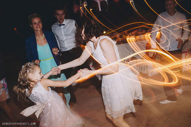 Солнечная свадьба в Тоскане, гости танцуют на свадьбе