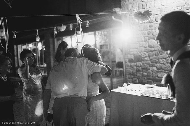 Солнечная свадьба в Тоскане, отец обнимает невесту