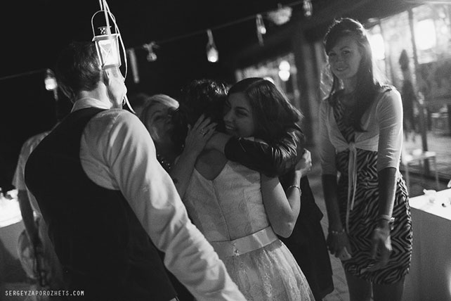 Солнечная свадьба в Тоскане, гости обнимают невесту