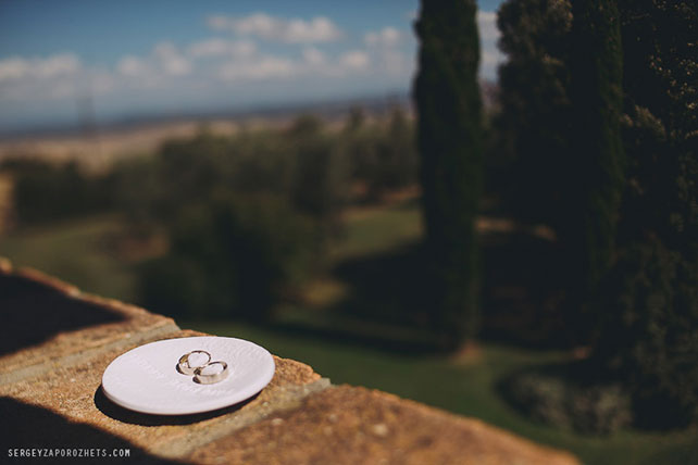 Солнечная свадьба в Тоскане, обручальные кольца на блюдечке