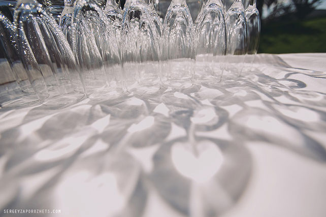 Солнечная свадьба в Тоскане, бокалы на скатерти