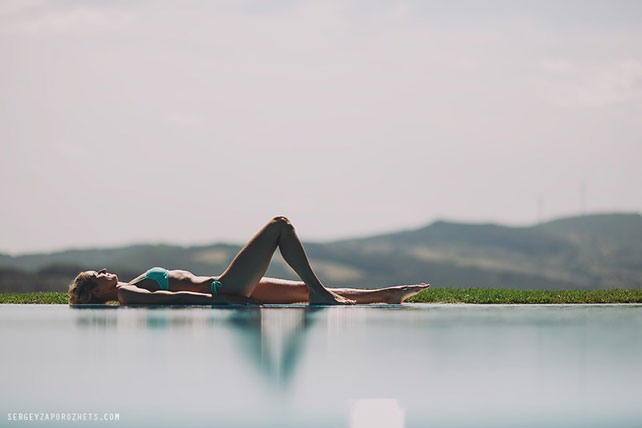 Солнечная свадьба в Тоскане, подружка невесты загорает у бассейна