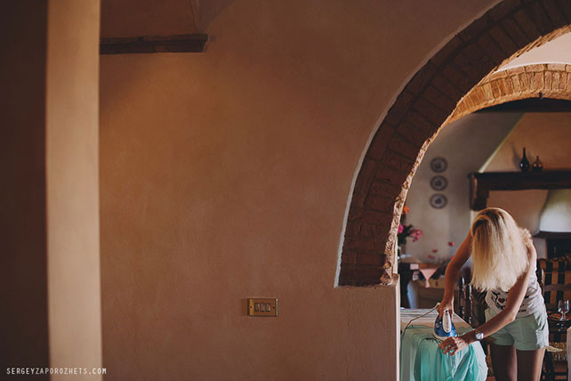 Солнечная свадьба в Тоскане, подружка невесты гладит свой платье