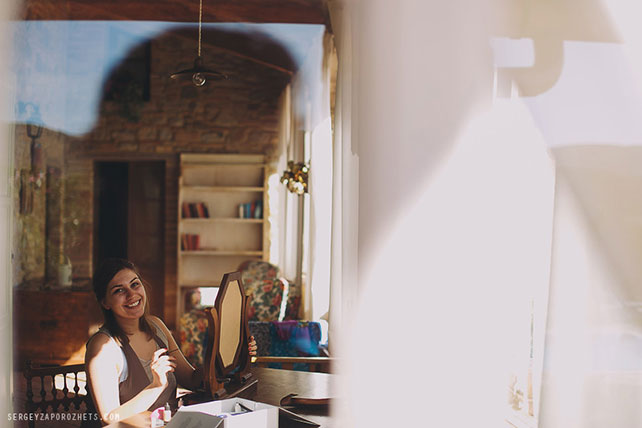 Солнечная свадьба в Тоскане, подружка невесты делает макияж