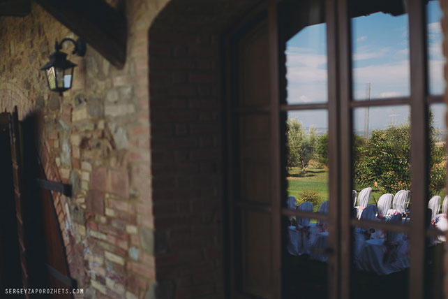 Солнечная свадьба в Тоскане, вид из окна на место торжества