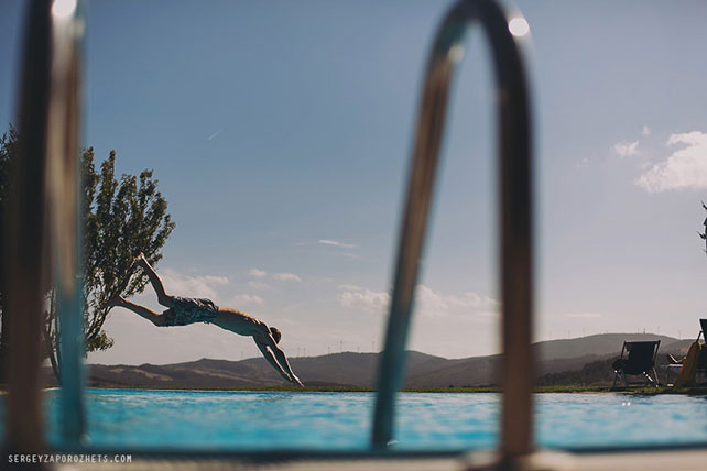 Солнечная свадьба в Тоскане, жених купается в бассейне