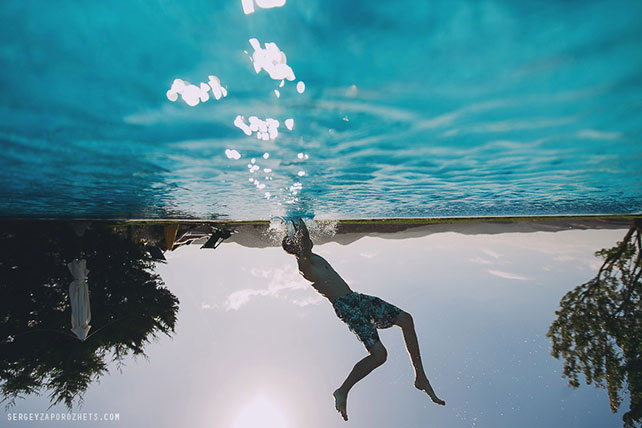 Солнечная свадьба в Тоскане, жених купается в бассейне