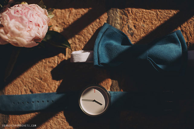 Солнечная свадьба в Тоскане, аксессуары жениха, часы, бабочка