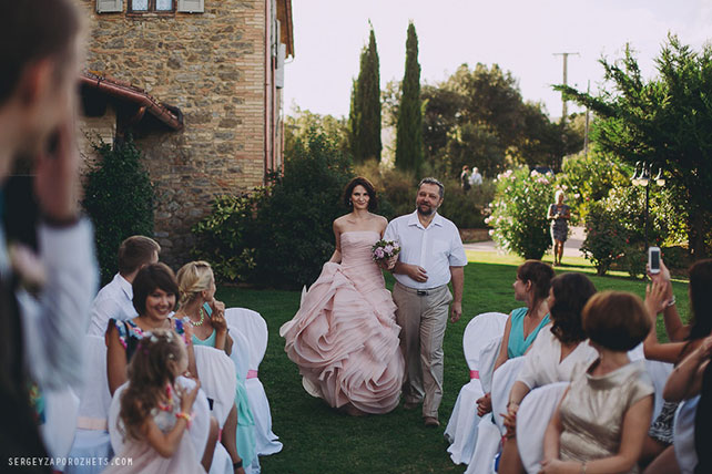 Солнечная свадьба в Тоскане, отец ведёт невесту к алтарю