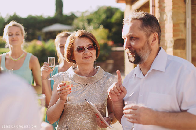 Солнечная свадьба в Тоскане, родители поздравляют молодожёнов