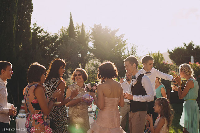 Солнечная свадьба в Тоскане, молодожёны с гостями
