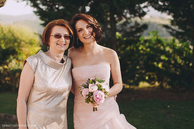 Солнечная свадьба в Тоскане, невеста с мамой