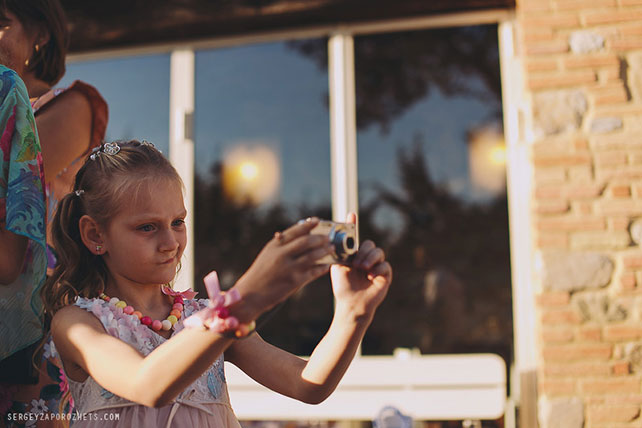 Солнечная свадьба в Тоскане, девочка фотографирует