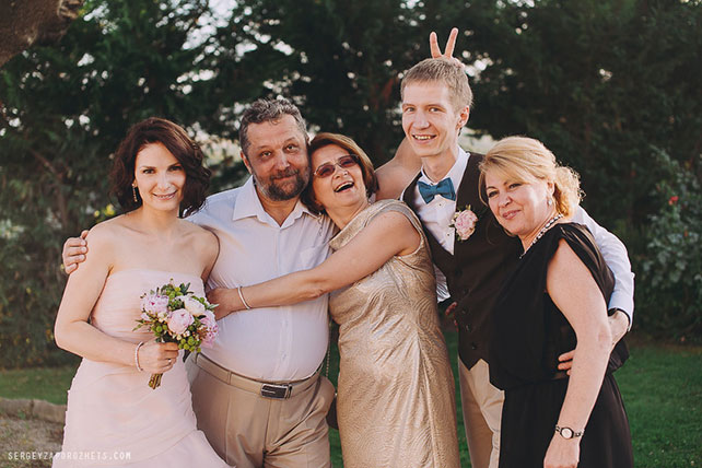 Солнечная свадьба в Тоскане, молодожёны с родителями