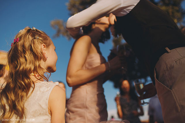 Солнечная свадьба в Тоскане, молодожёны целуются