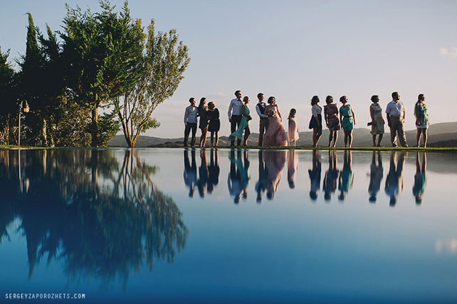 Солнечная свадьба в Тоскане, общая фотография с гостями на фоне бассейна