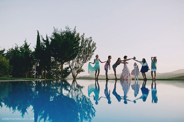 Солнечная свадьба в Тоскане, невеста с подружками на фоне бассейна