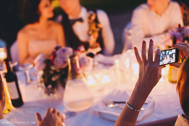 Солнечная свадьба в Тоскане, гости фотографируют молодожёнов на телефон