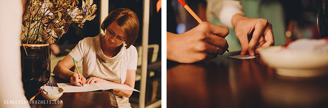 Солнечная свадьба в Тоскане, мама невесты пишет пожелание молодожёнам