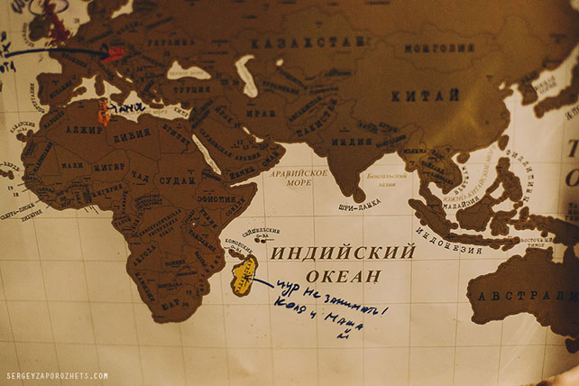 Солнечная свадьба в Тоскане, карта мира, на которой отмечено место проведения медового месяца