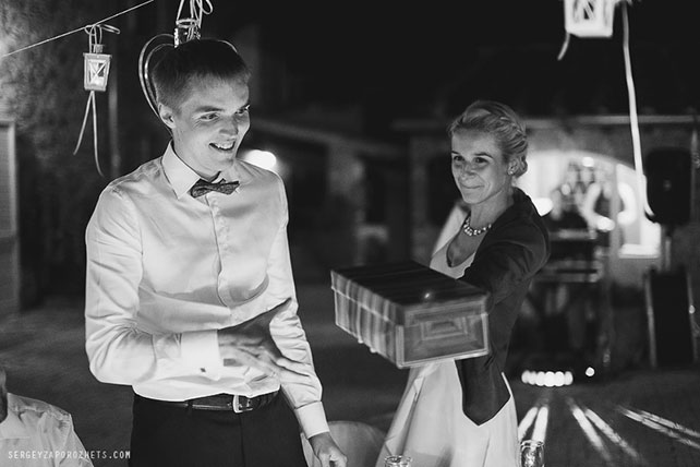 Солнечная свадьба в Тоскане, гости дарят подарки молодожёнам