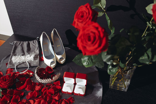 Солнечная свадьба, туфли и украшения невесты