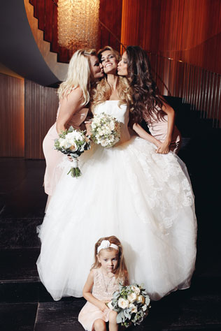 Солнечная свадьба, невеста с подружками