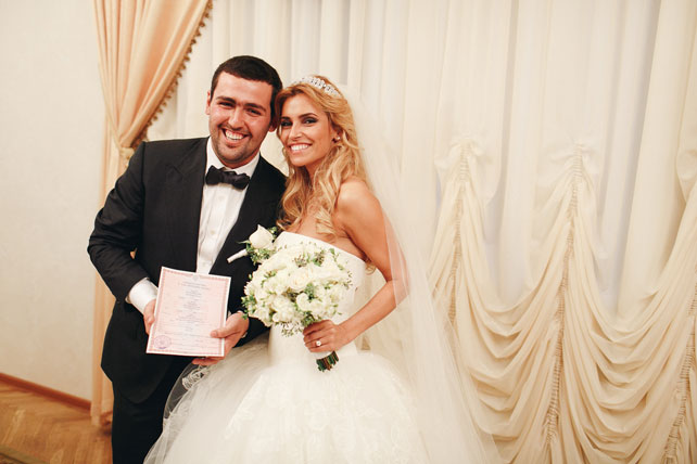 Солнечная свадьба, жених и невеста