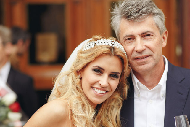 Солнечная свадьба, невеста с гостями