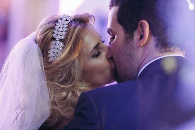 Солнечная свадьба, поцелуй молодоженов