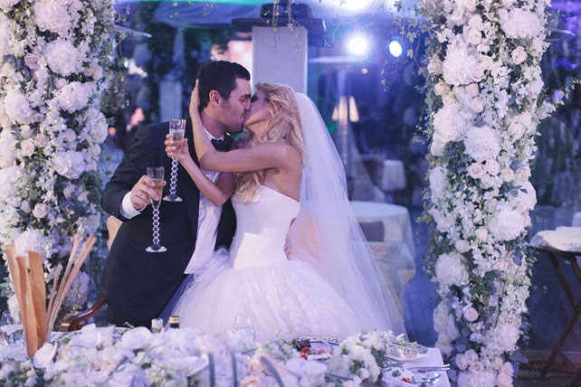 Солнечная свадьба, поцелуй молодоженов