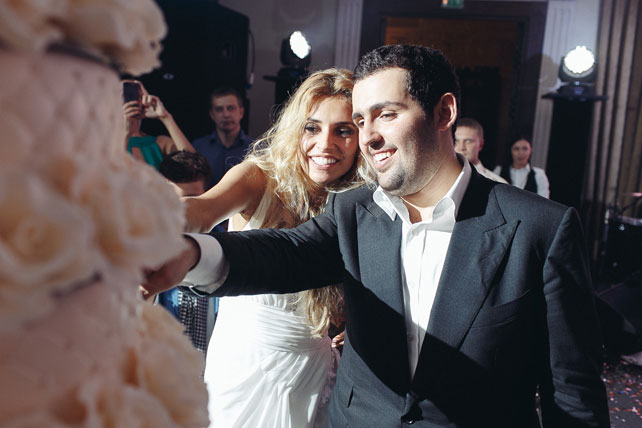 Солнечная свадьба, молодожены разрезают торт